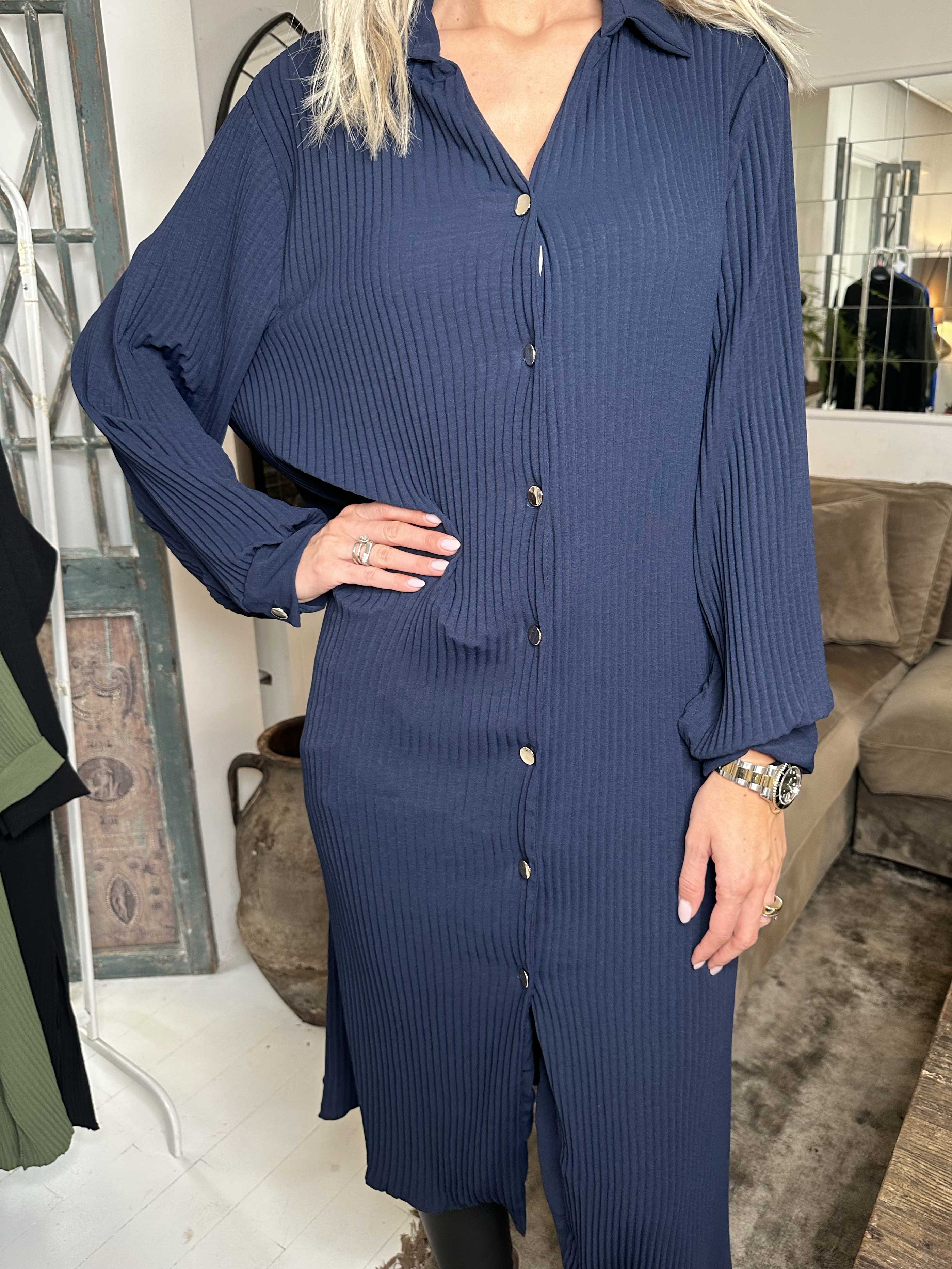 Lenora - Lång plisserad klänning med knappar